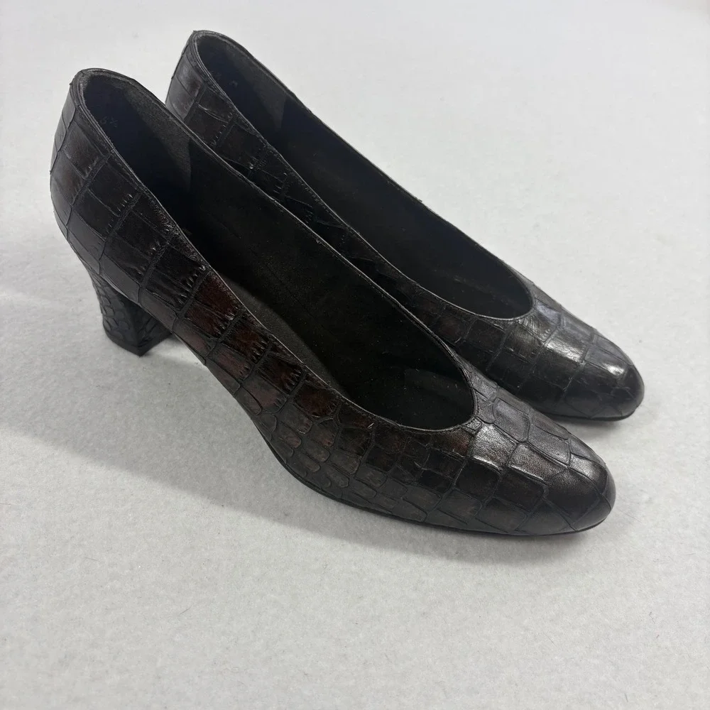 Stuart Weitzman Pumps Womens 6.5 Brown Croc Embossed Leather Round Old Money
